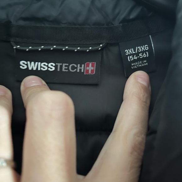 SWISS TECH foldable lightweight puffer jacket - Picture 6 of 10